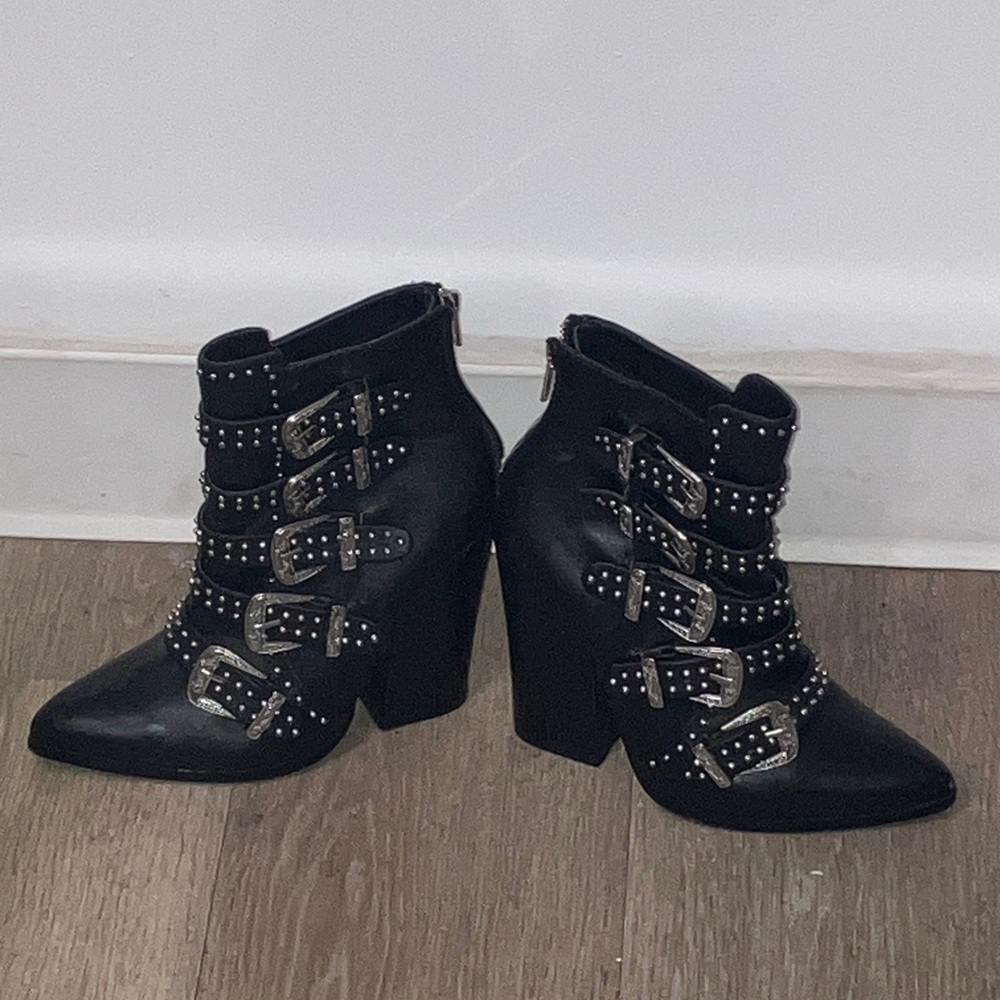 STEVE MADDEN Black 5 Buckle Heel Leather Boots Size: 7.5